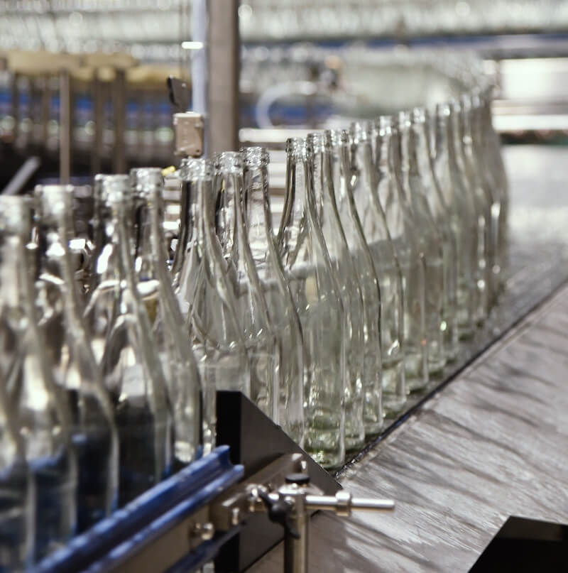 Nahaufnahme Glasflaschen in Abfüllanlage